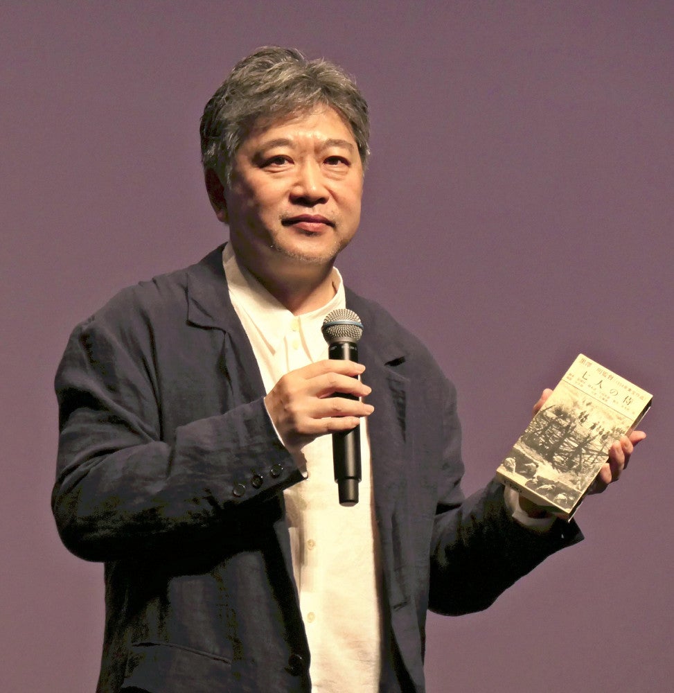 約４０年前、自身でパッケージを作ったという「七人の侍」のビデオテープを披露した是枝監督