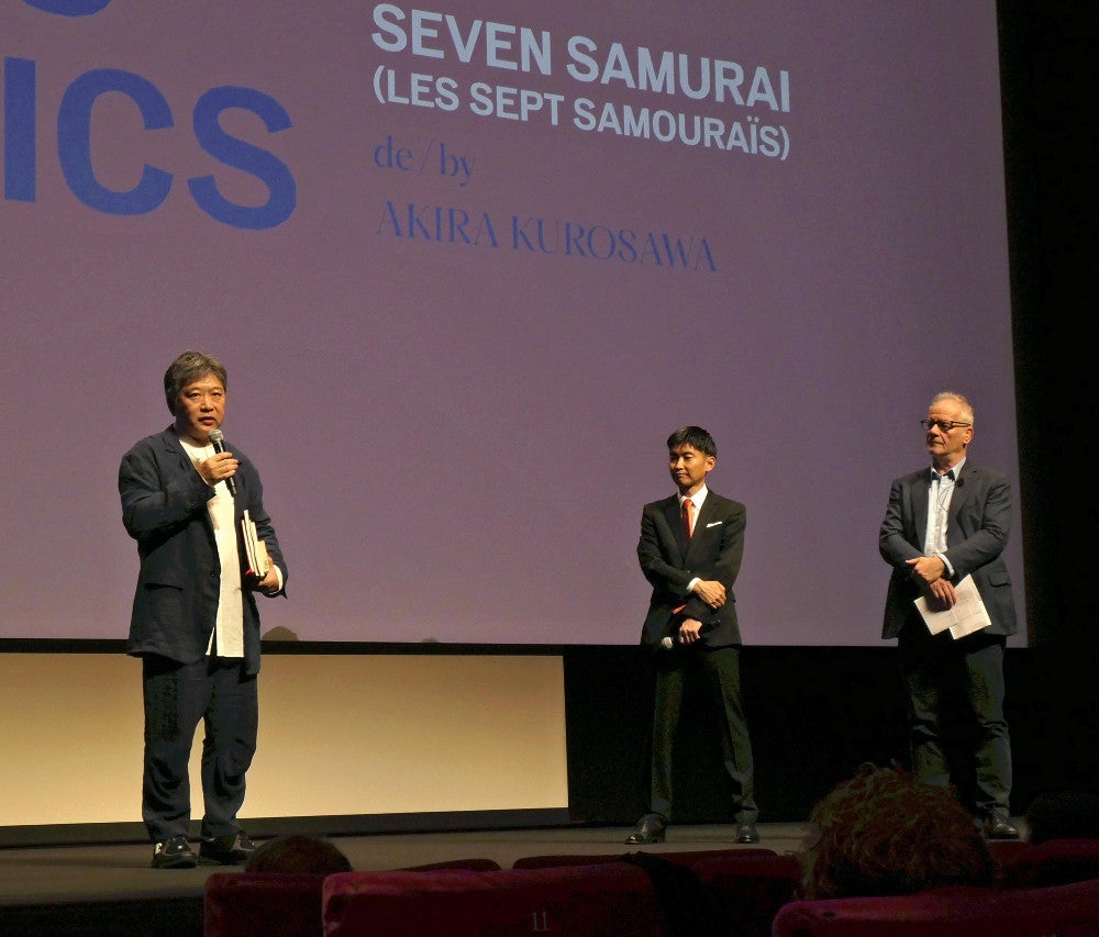 ティエリー・フレモー総代表（右端）らと、上映前に登壇した是枝監督