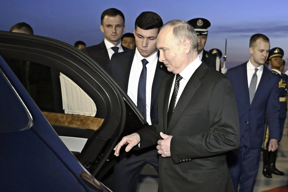 北京に到着し、車に乗り込むプーチン大統領＝新華社ＡＰ