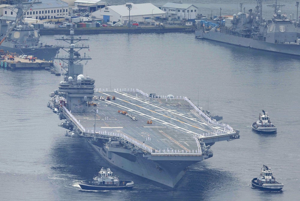 米海軍横須賀基地を出港し、帰国の途につく原子力空母「ロナルド・レーガン」（１６日午前１０時３４分、神奈川県横須賀市で、読売ヘリから）＝大金史典撮影