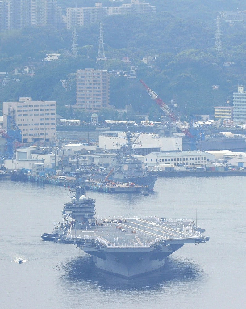 米海軍横須賀基地を出港し、帰国の途につく原子力空母「ロナルド・レーガン」（１６日午前１０時３９分、神奈川県横須賀市で、読売ヘリから）＝大金史典撮影