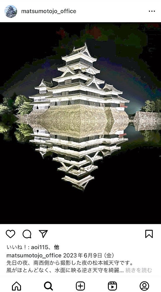内堀の水面に映る「逆さ天守」が印象的な１枚に多くの「いいね」がついた（昨年６月、松本城の公式インスタグラムから）
