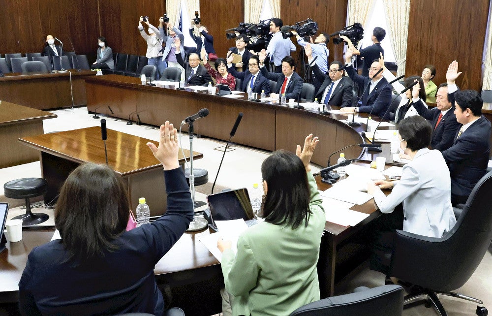 「共同親権」導入を柱とした、民法などの改正案が賛成多数で可決された参院法務委員会（１６日午後、国会で）＝川口正峰撮影