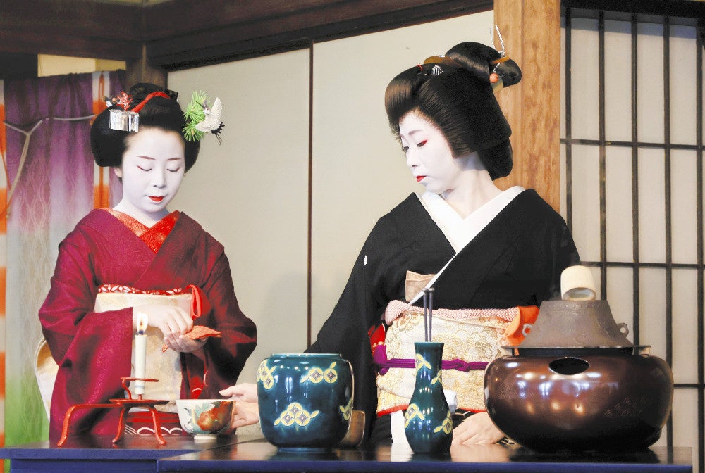 お点前を披露する朋佳さん（右）と市琴さん