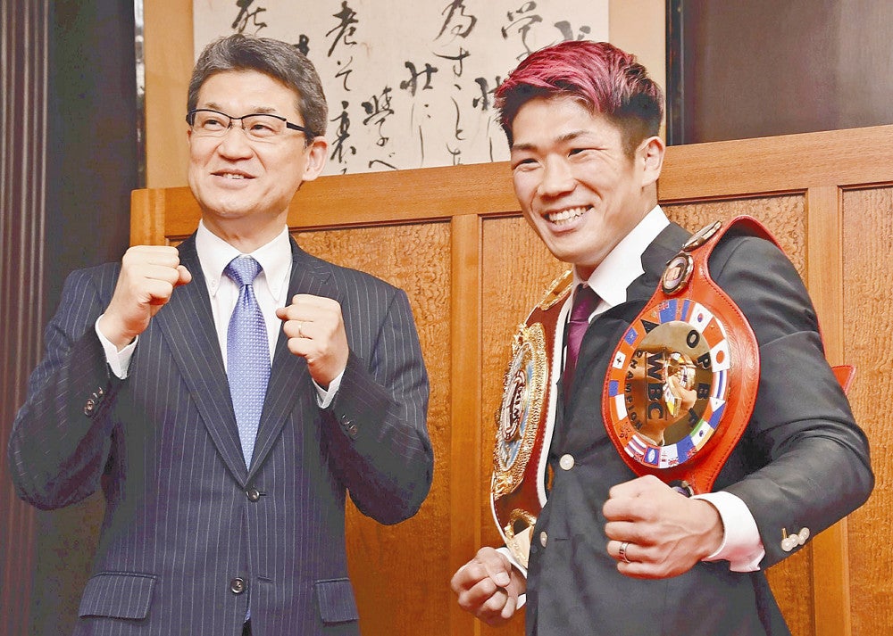 河野知事（左）とポーズをとる永田選手（県庁で）