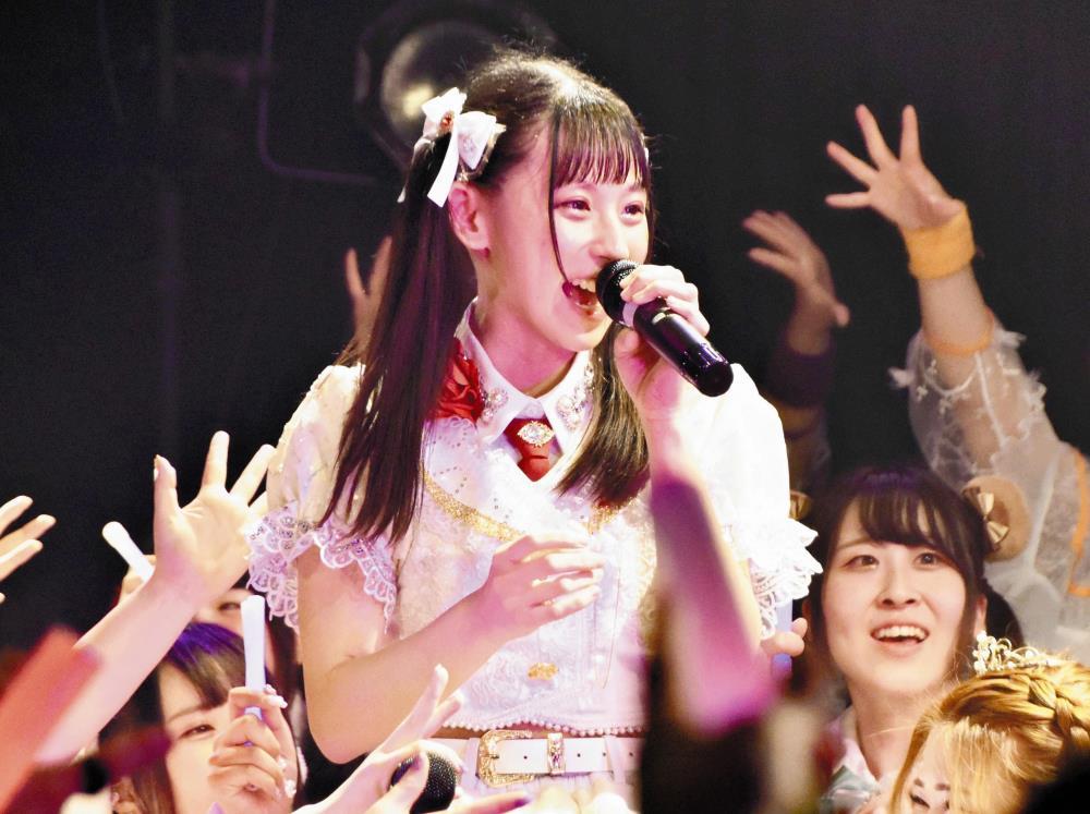 公演で笑顔を見せる佐倉さん（中央）