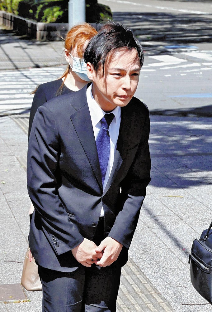宮崎地裁に入る前に、集まった報道陣に一礼する西本誠被告（１６日午前、宮崎市で）