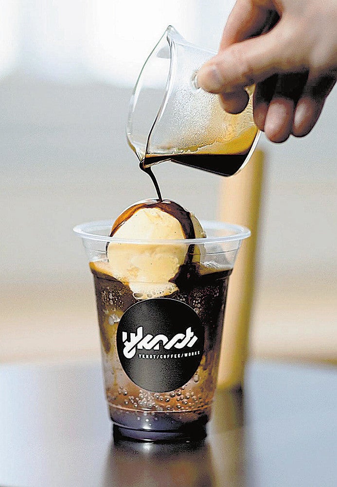 ほろ苦いエスプレッソコーヒーを使った「ＹＫＮＯＴ　ＣＯＦＦＥＥ　ＷＯＲＫＳ」のクリームソーダ＝やかげＤＭＯ提供