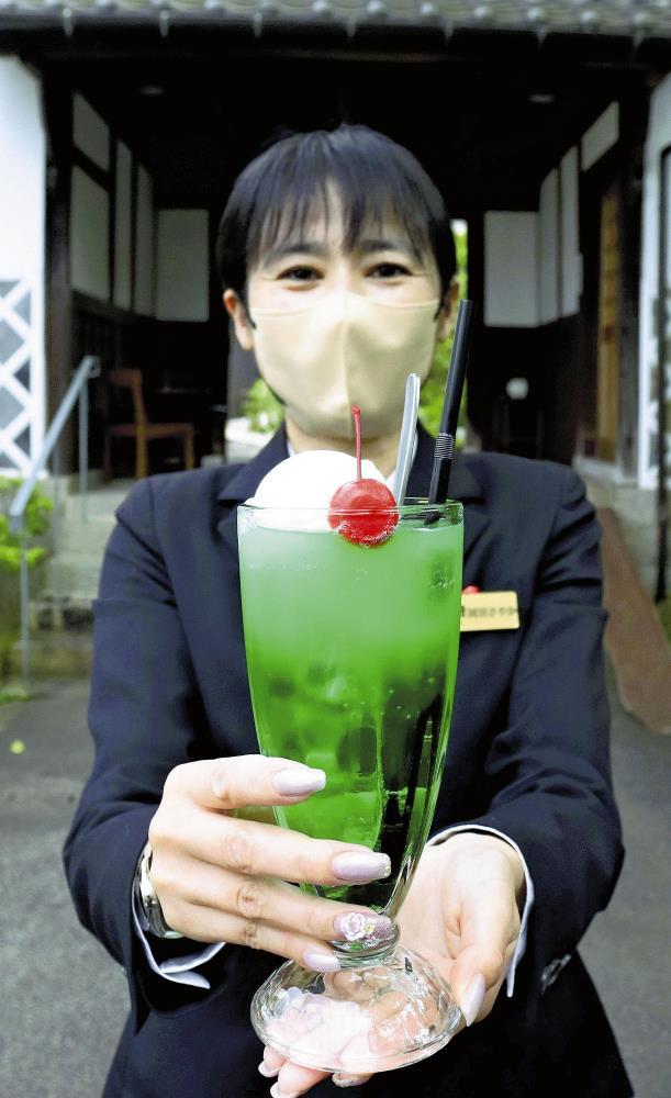 古民家の雰囲気に合わせて、昔ながらのクリームソーダを提供する「矢掛屋」（岡山県矢掛町で）