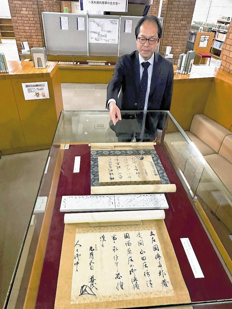 尊氏の書状（手前）などについて説明する野田教授（京都市山科区で）