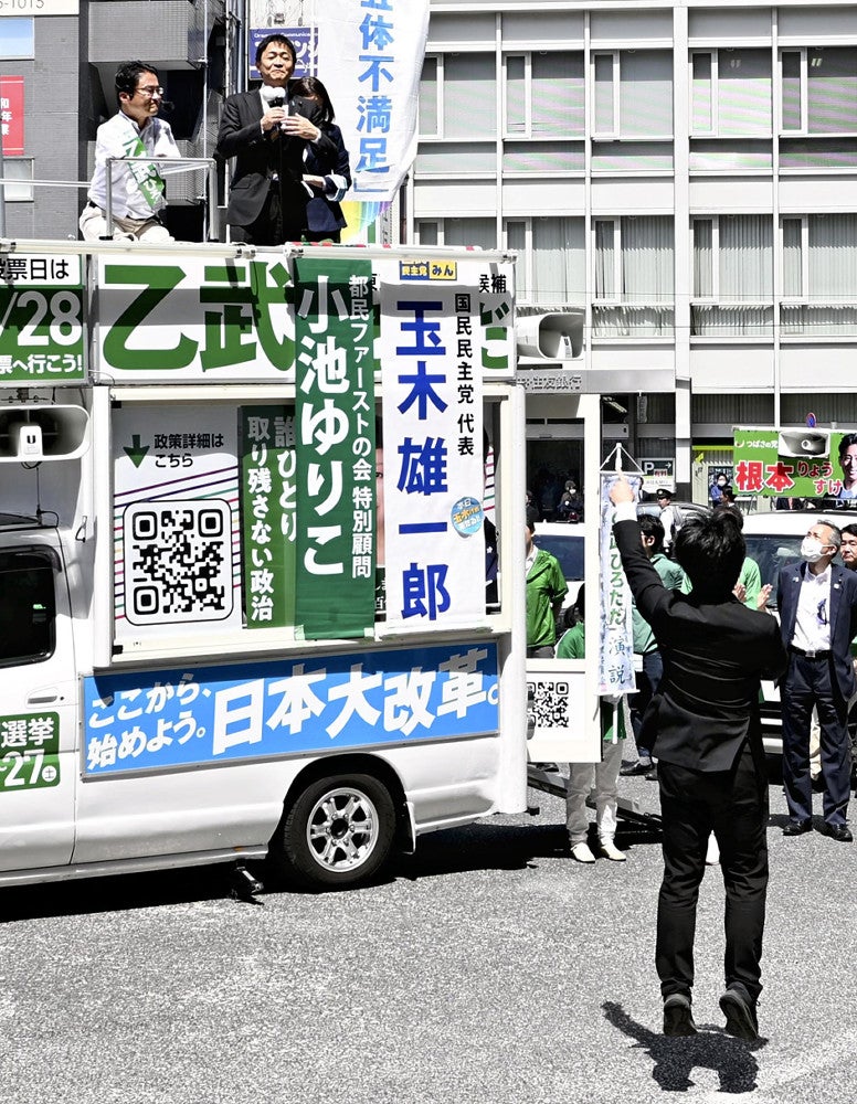 無所属の乙武洋匡氏の陣営の演説にかぶせるよう、大音量で演説をする「つばさの党」根本良輔氏の陣営幹部（右手前）（４月１６日撮影、東京都江東区で）