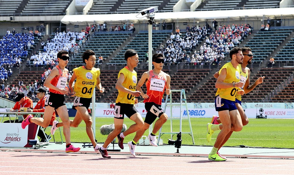 男子５０００メートルで力走する選手たち（右から３人目は銅メダルを獲得した唐沢剣也）（１７日午前、神戸市で）＝長沖真未撮影