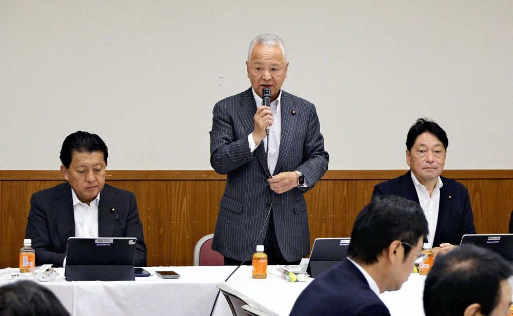 「能動的サイバー防御」の導入に向けた議論を開始した自民党の会合であいさつする甘利明・経済安全保障推進本部長（中央）（１７日午前、東京都千代田区で）＝須藤菜々子撮影