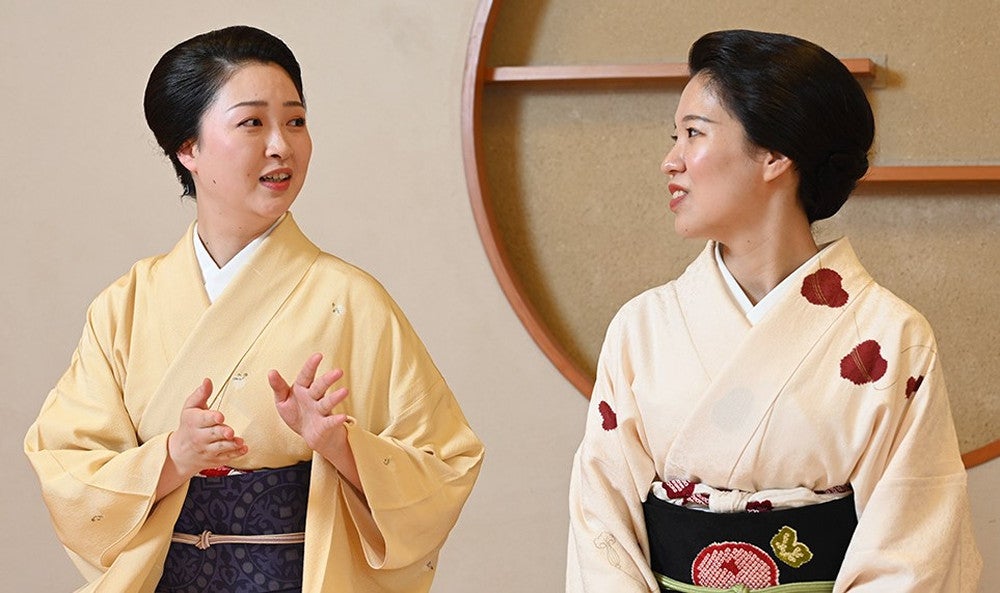 「東をどり」で初舞台を踏む、万尋さん（左）と千尋さん（右）＝秋元和夫撮影