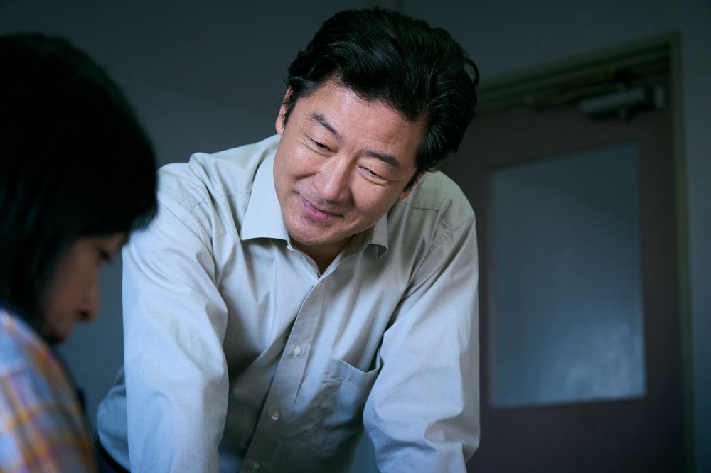 ベテラン刑事の伊佐美（浅野忠信）