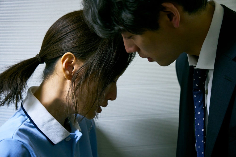 佳代（松本まりか、左）と濱中（福士蒼汰）＝（Ｃ）２０２４　映画「湖の女たち」製作委員会