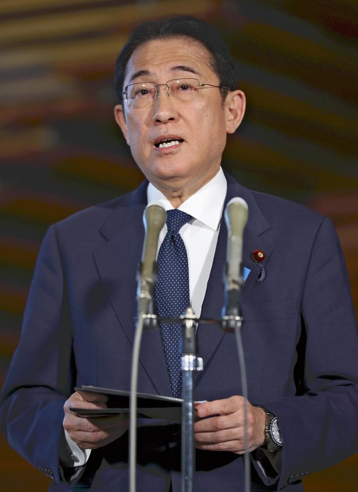 政治資金規正法改正を巡り、自民党単独での法案提出となることについて記者団の質問に答える岸田首相（１７日午後、首相官邸で）＝大金史典撮影