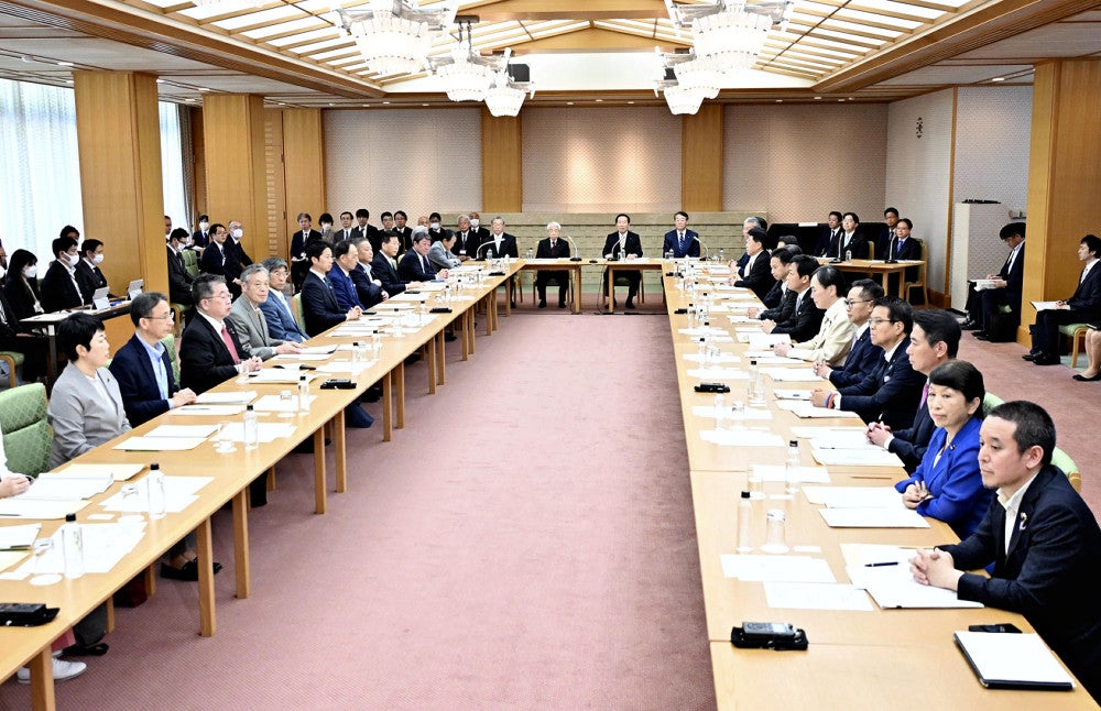 安定的な皇位継承を巡る与野党協議に臨む各党・会派の代表ら（１７日午後、東京都千代田区の衆院議長公邸で）＝杉本昌大撮影