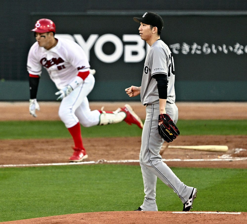 １回２死３塁、小園（左）に先制の適時２塁打を許した戸郷（１７日）＝河村道浩撮影