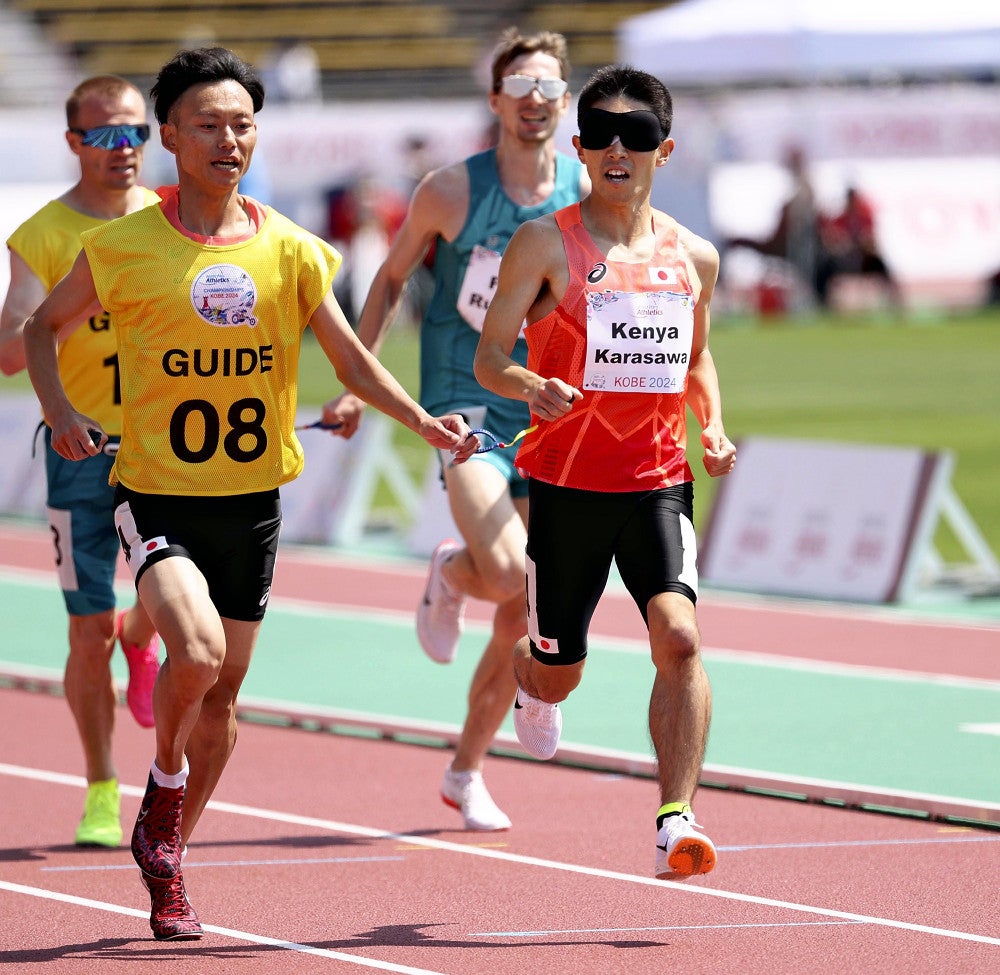 男子５０００メートルで銅メダルを獲得した唐沢剣也（右）＝長沖真未撮影