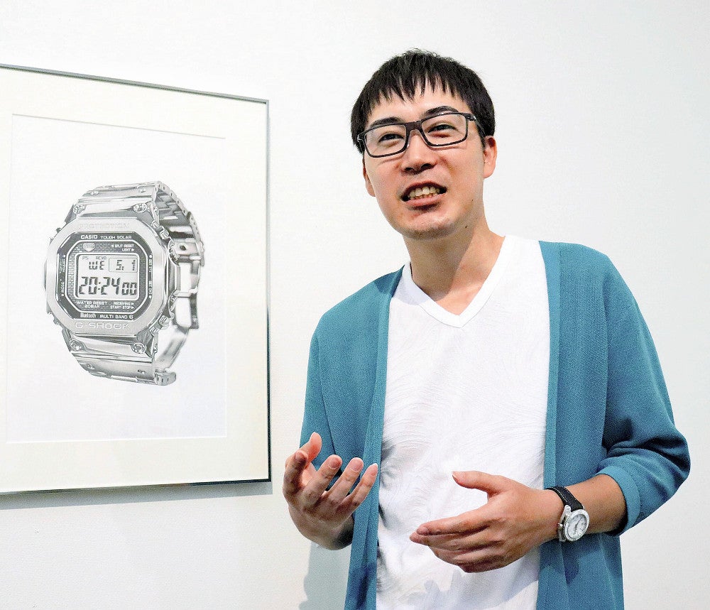 「金属製のものは鉛筆で、より魅力を引き出せる」と語る大森さん（岡山県瀬戸内市で）