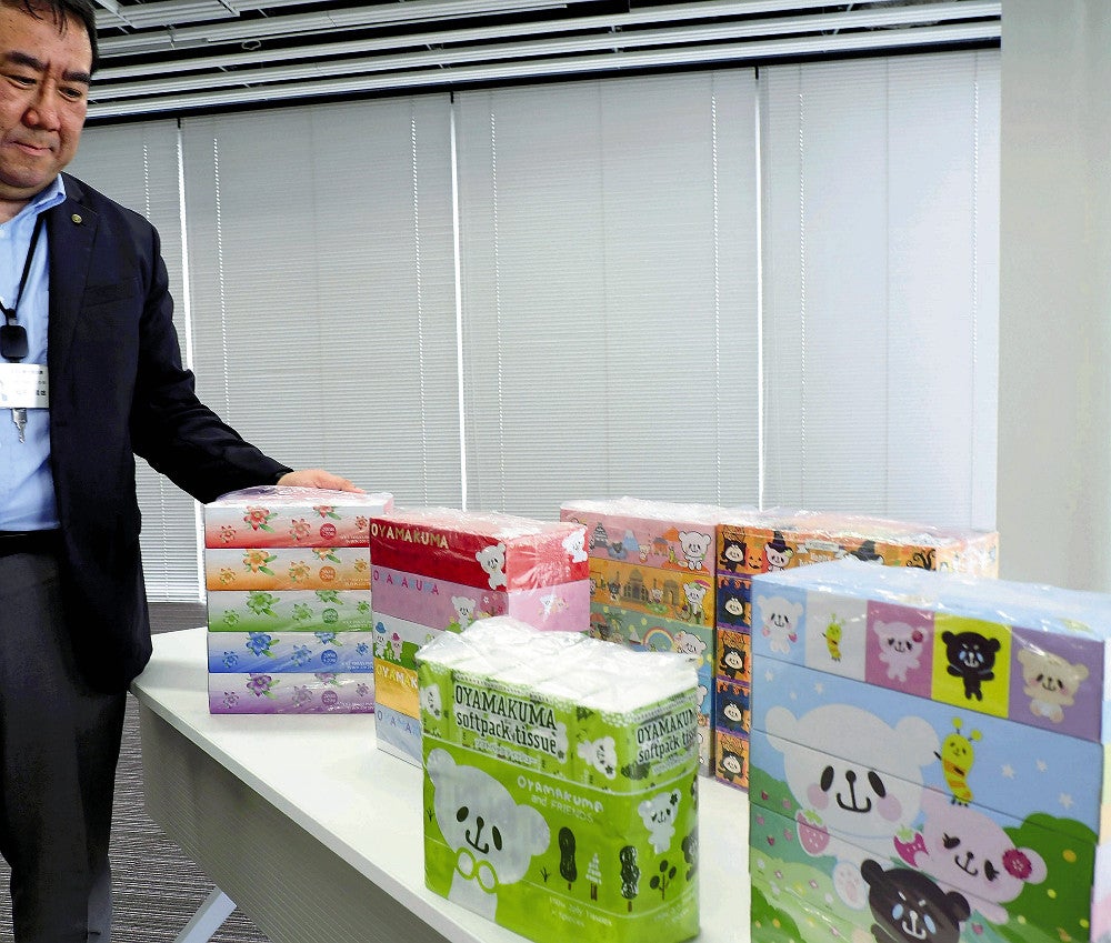 小山市の返礼品で圧倒的な人気のボックスティッシュ類（１６日、小山市役所で）