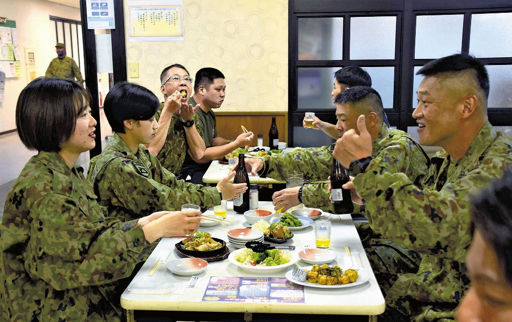 陸上自衛隊飯塚駐屯地の「はなの舞」では、幹部から若手までの自衛官が交流を深める（４月、福岡県飯塚市で）