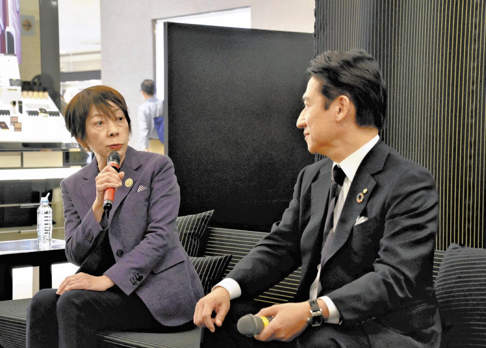 小倉織について語り合う築城さん（左）と武内市長