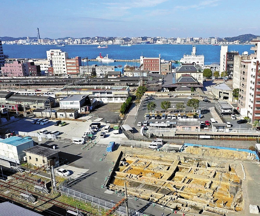 初代門司駅の遺構（手前）。奥の建物が現在のＪＲ門司港駅（北九州市提供）