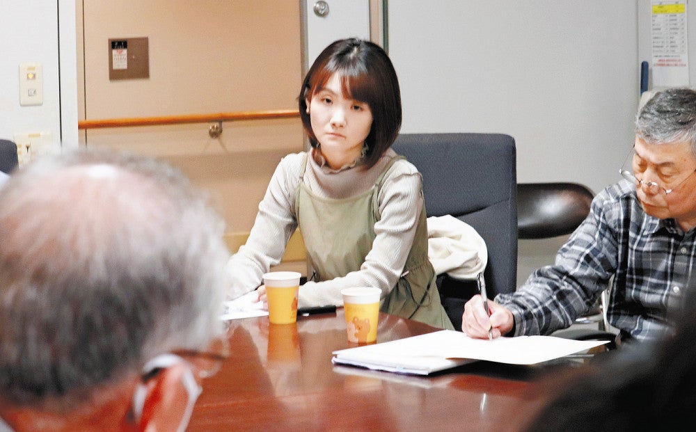 講話のリハーサル後、被爆者の意見を聞く和田さん（中央）（４月中旬、福岡市で）