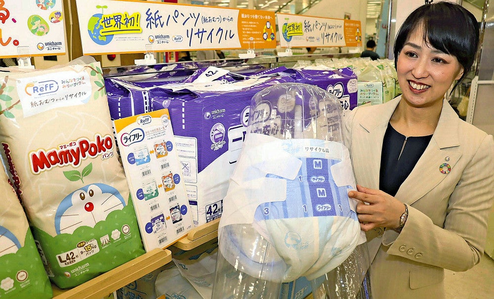 リサイクルされた紙おむつについて説明する八木部長