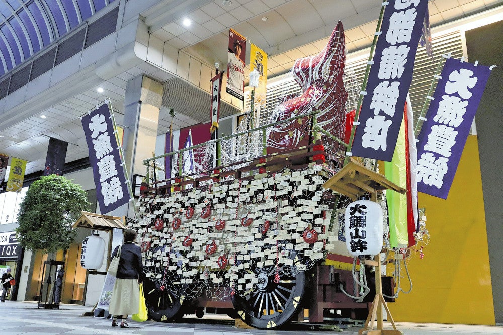 商店街に展示されている山鉾（１６日、仙台市青葉区で）