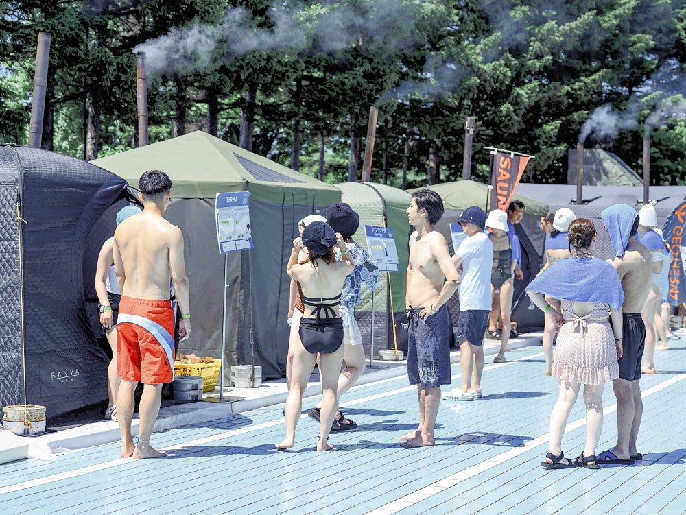 札幌市内で開かれたイベントで屋外サウナを楽しむ人たち（２０２３年６月）＝主催者提供