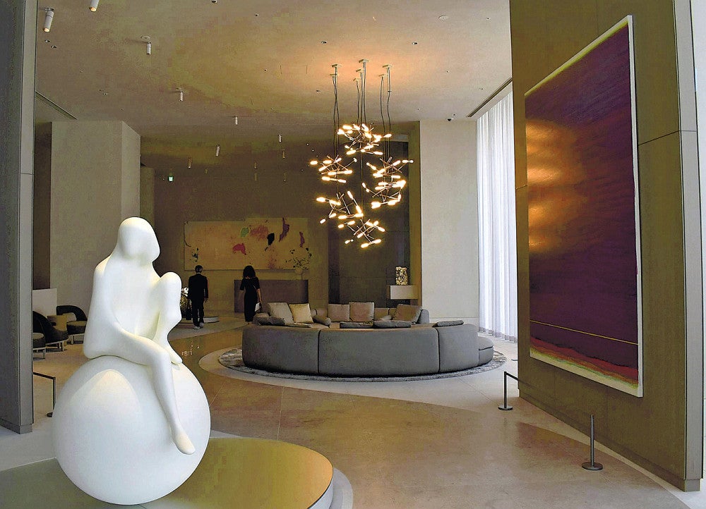 芸術作品が展示されたマンション共用施設のラウンジ（大阪市北区で）