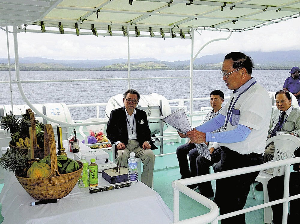 ガダルカナル島沖で営まれた慰霊祭に臨む中川さん（手前）＝中川さん提供