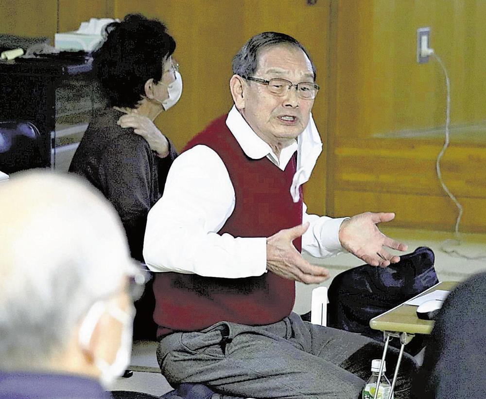 野坂公民館で住民らに講演する中川さん（福井県敦賀市で）