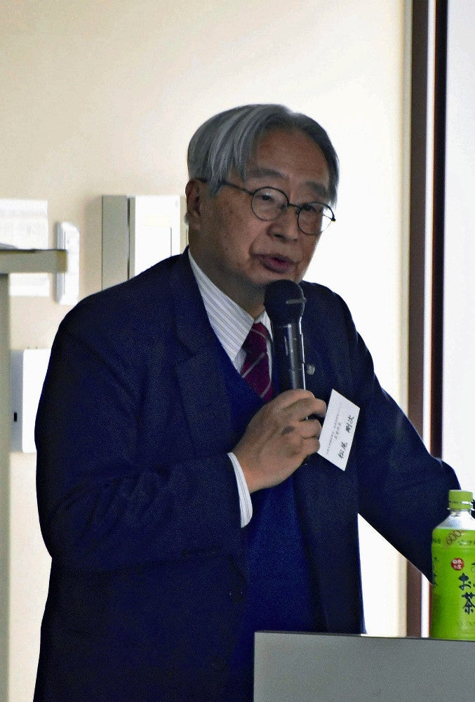 義光と長久の関係について語る松尾名誉教授（１１日、山形市小白川町で）