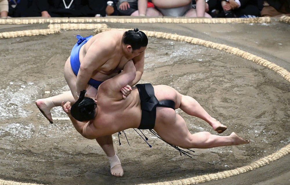 大の里（上）にき落としで敗れた若元春（１５日、両国国技館で）＝杉本昌大撮影