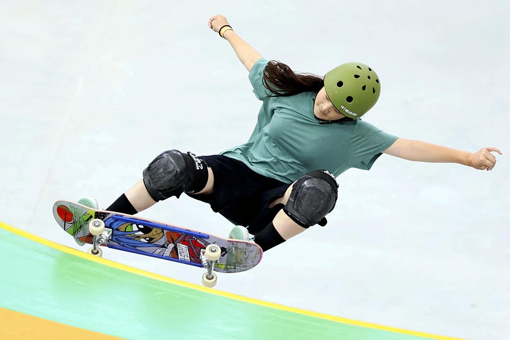 スケートボード女子パーク準決勝で演技する長谷川瑞穂＝時事