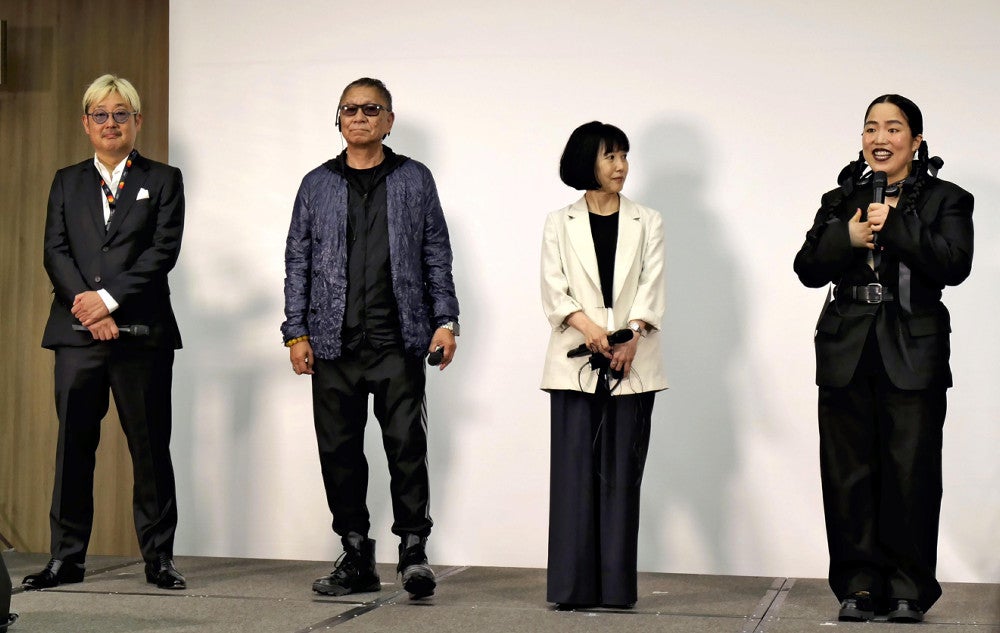 記者会見に登壇した（左から）紀伊氏、三池監督、西川監督、ゆりやんレトリィバァさん（１８日、フランス・カンヌで）