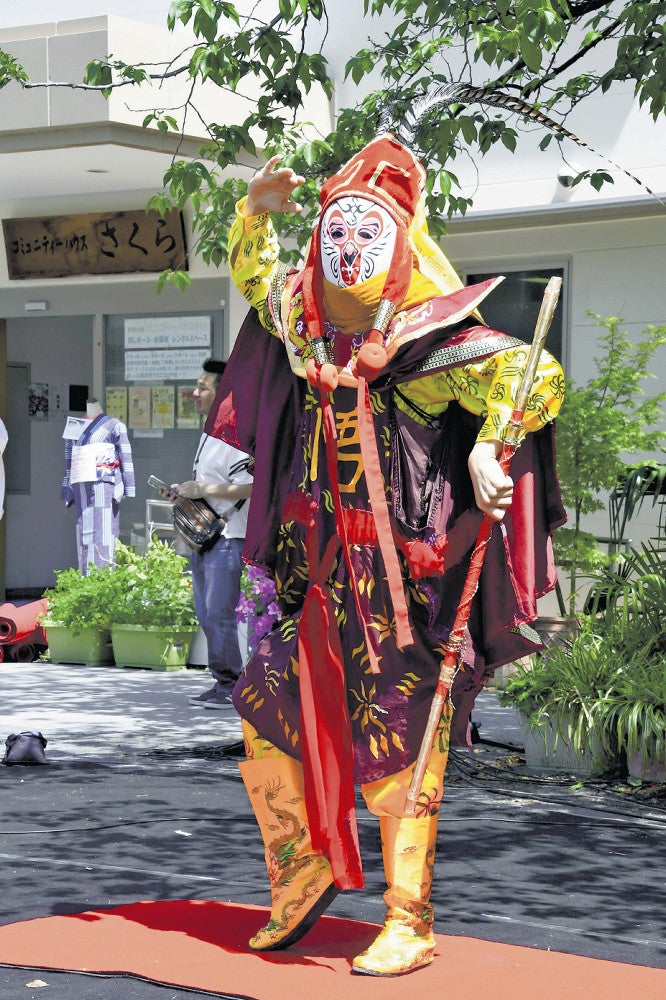「川崎変面少年　悟空」を演じる菅原さん（４月２８日、川崎市川崎区で）