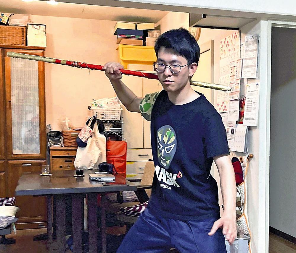 練習に励む菅原さん（川崎市多摩区の自宅で）