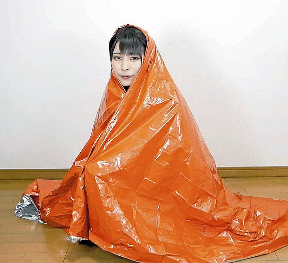 アルミシートは銀色の面を内側にして体を包みましょう