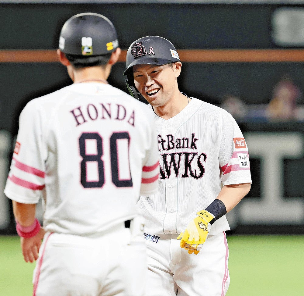２回１死３塁、先制適時打を放ち、笑顔を見せる中村晃（右）