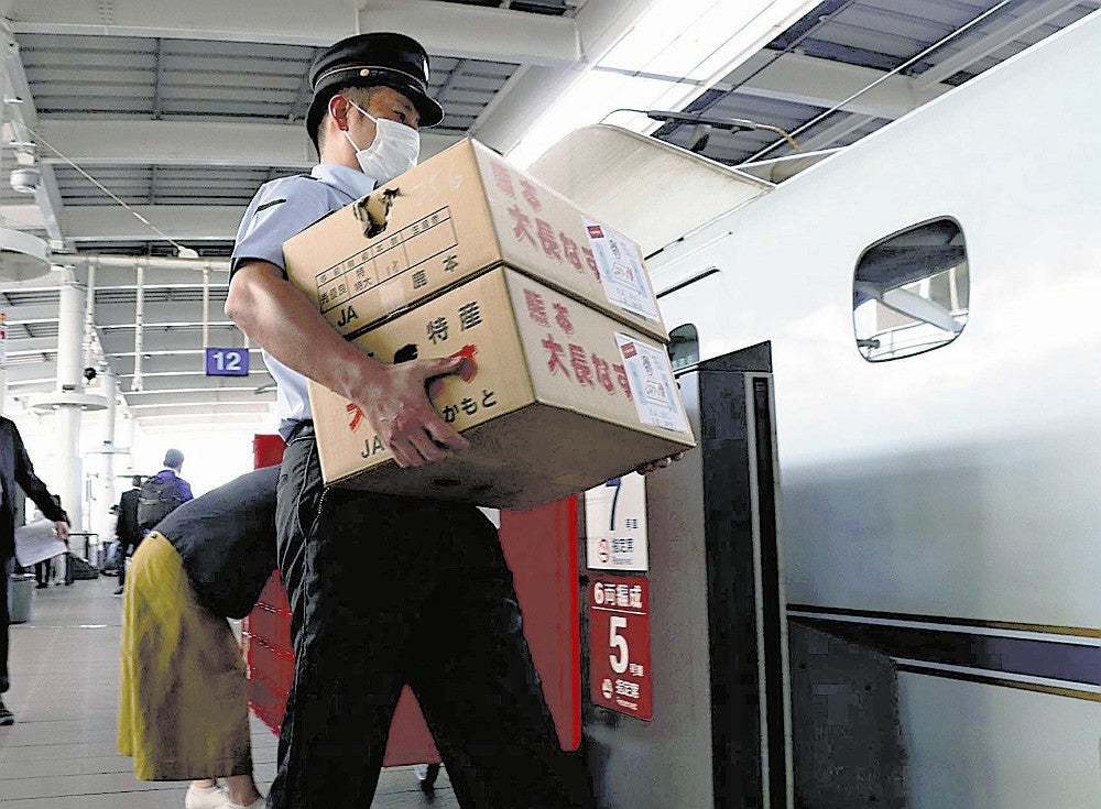新幹線に「大長ナス」を積み込むＪＲ九州の職員