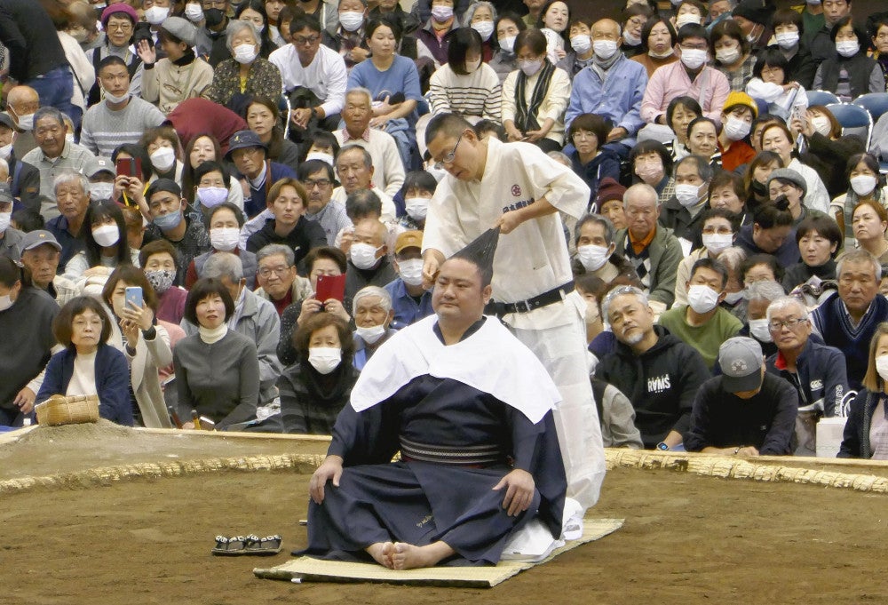 土俵上で髪結い実演のモデルを務める琴恵光関