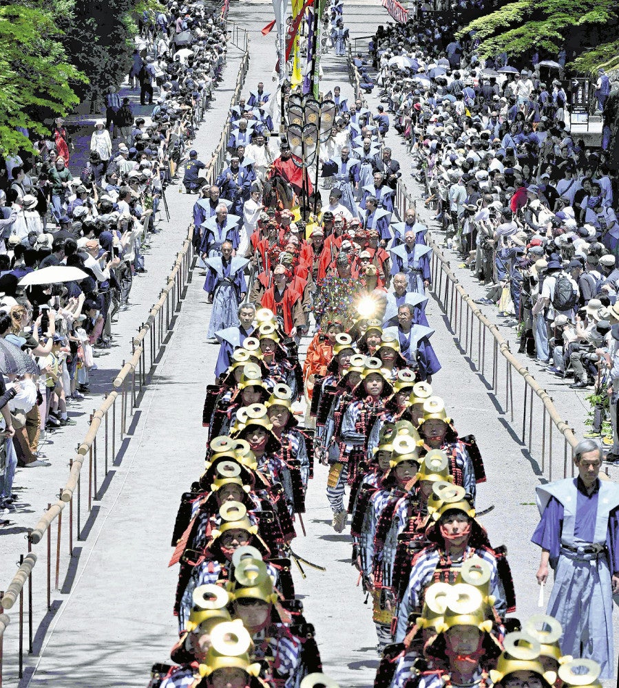 表参道を練り歩く千人武者行列（１８日、日光市内で）