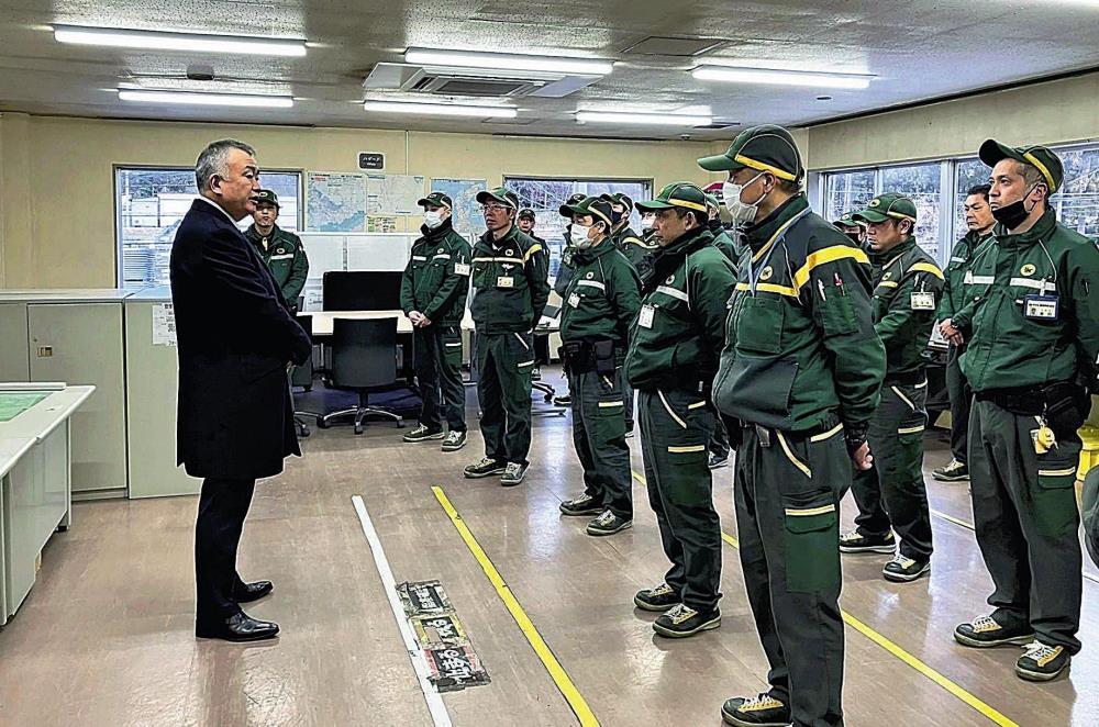 能登半島地震で、石川県七尾市の営業所を訪ね、激励する長尾さん（左）（今年１月、同社提供）