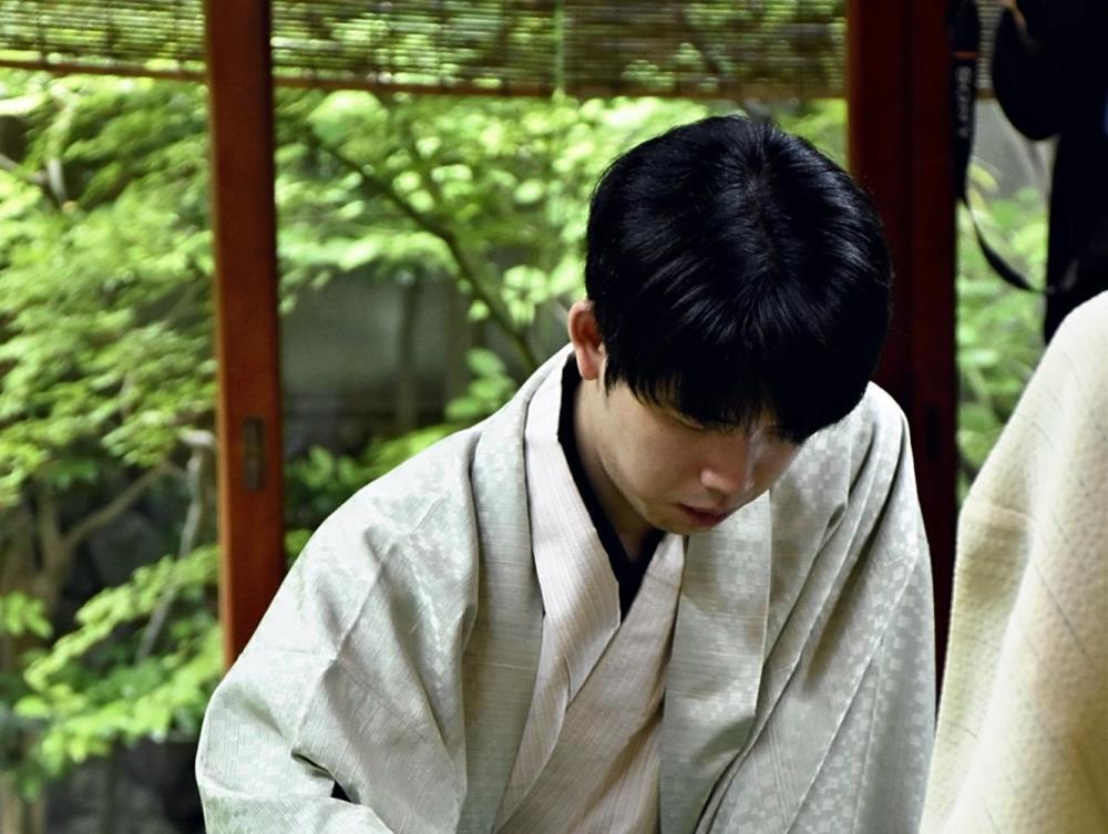 名人戦第４局に臨む藤井竜王（大分県別府市で）＝日本将棋連盟提供