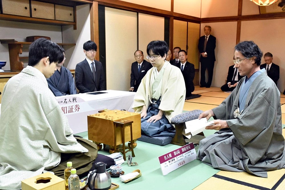 名人戦第４局の封じ手が両対局者に示された（大分県別府市で）＝日本将棋連盟提供